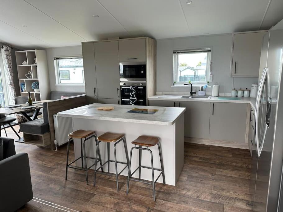 Modern Lodge With Amazing Views New Quay Exterior foto