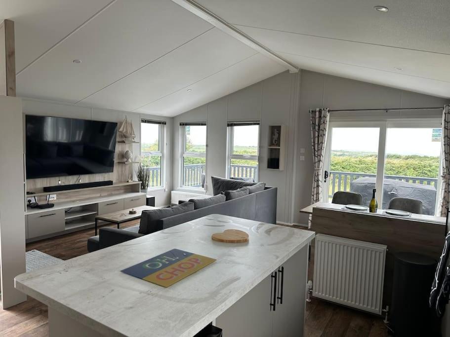 Modern Lodge With Amazing Views New Quay Exterior foto