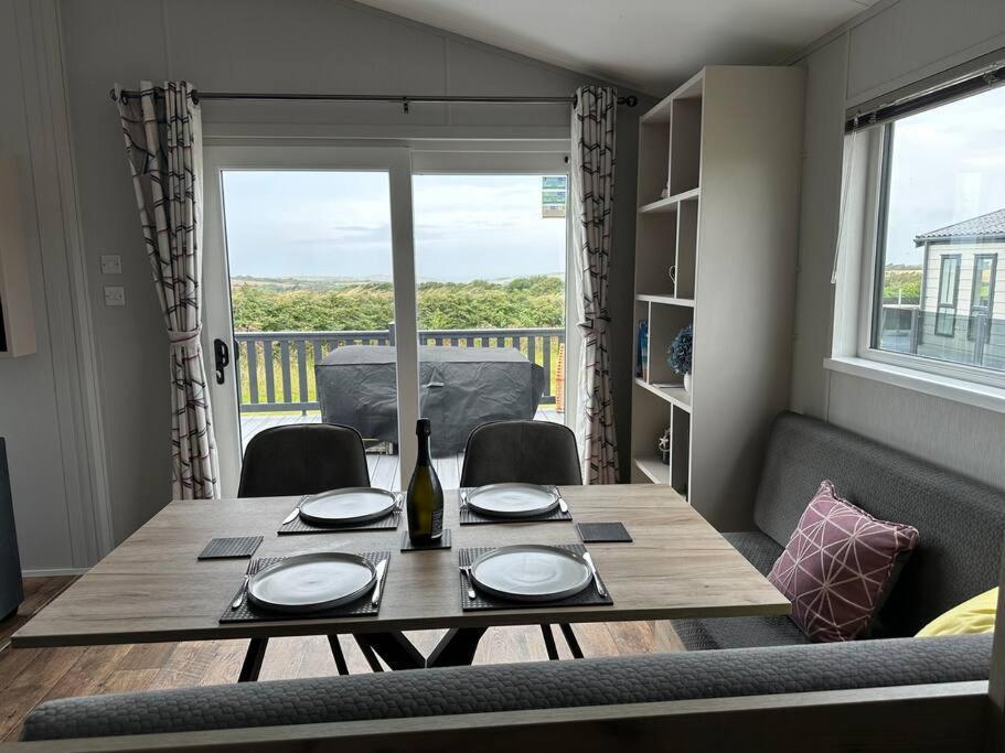 Modern Lodge With Amazing Views New Quay Exterior foto